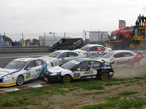 Den næste gruppe af kørere kom knapt så heldigt fra start, og allerede her starter problemerne.
(Foto: Motorsporten.dk)